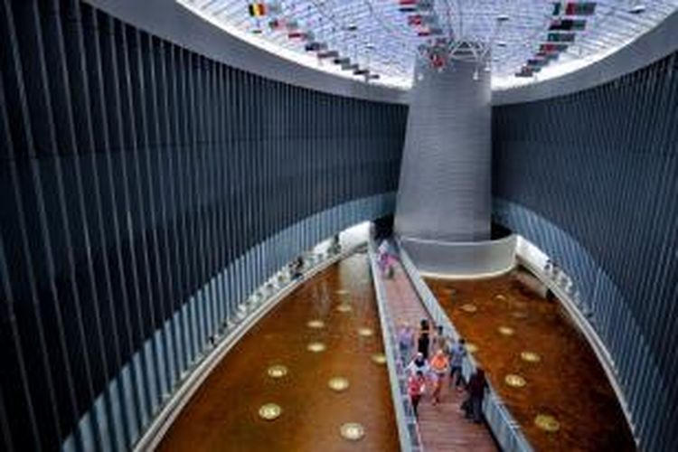 Pengunjung melintas di jembatan dalam Gedung Museum Tsunami Aceh, Banda Aceh, Rabu (20/2/2013). Selain berisi informasi tentang gempa dan tsunami, museum berlantai empat dengan arsitektur modern  yang dibangun tahun2007 tersebut juga diperuntukkan sebagai tempat  evakuasi bencana alam. SERAMBI/M ANSHAR