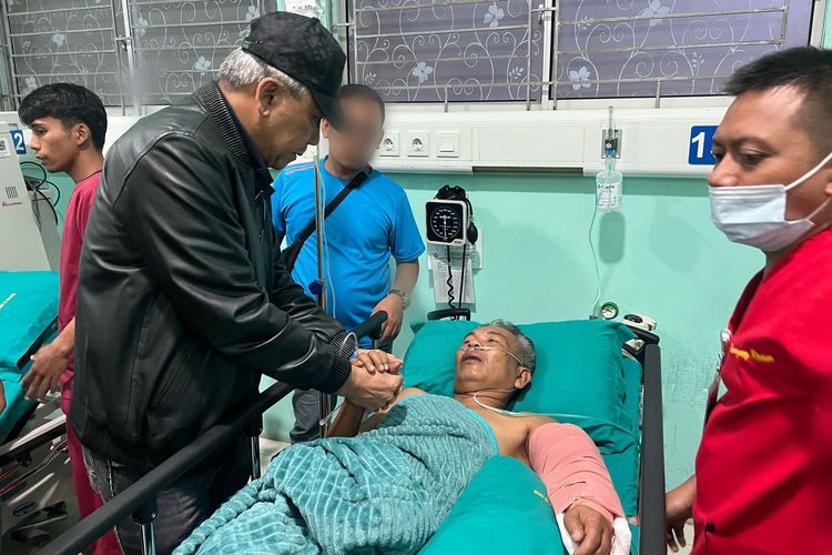 Kepala Kejaksaan Tinggi Sumatera Utara, Idianto (jaket hitam) saat  menjenguk Jhon Wesli Sinaga, di RSUD Amri Tambunan, Sabtu (24/5/2025). Jhon merupakan Jaksa Kejari Deli Serdang yang dibacok OTK di Kabupaten Serdang Bedagai.