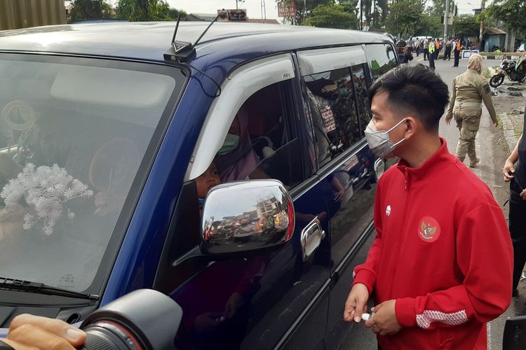 Wali Kota Solo Gibran Rakabuming Raka mengecek kendaraan dalam penyekatan pemudik di Palang Joglo, Banjarsari, Solo, Jawa Tengah, Sabtu (8/5/2021).