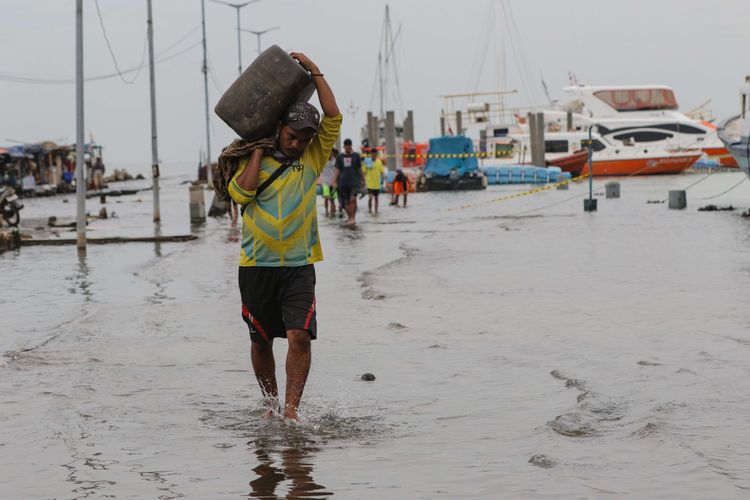 Banjir rob akibat pasang air laut mengenangi kawasan Pelabuhan Kaliadem, Muara Angke, Jakarta Utara, Kamis (11/11/2021).