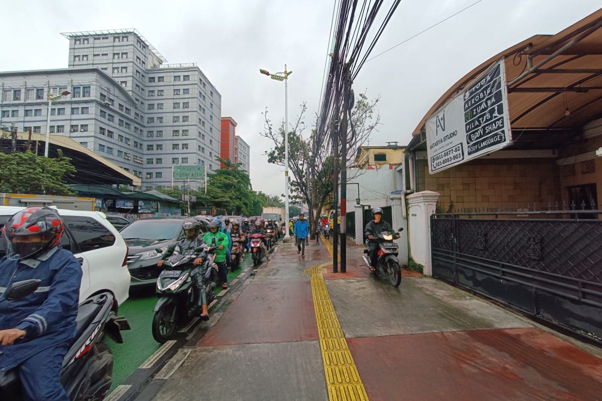 Kemacetan di Jalan Dewi Sartika arah Otista menuju perempatan PGC, Jakarta Timur, Kamis (23/2/2023). Author : kompas.com / Nabilla Ramadhian Caption : Kemacetan di Jalan Dewi Sartika arah Otista menuju perempatan PGC, Jakarta Timur, Kamis (23/2/2023).