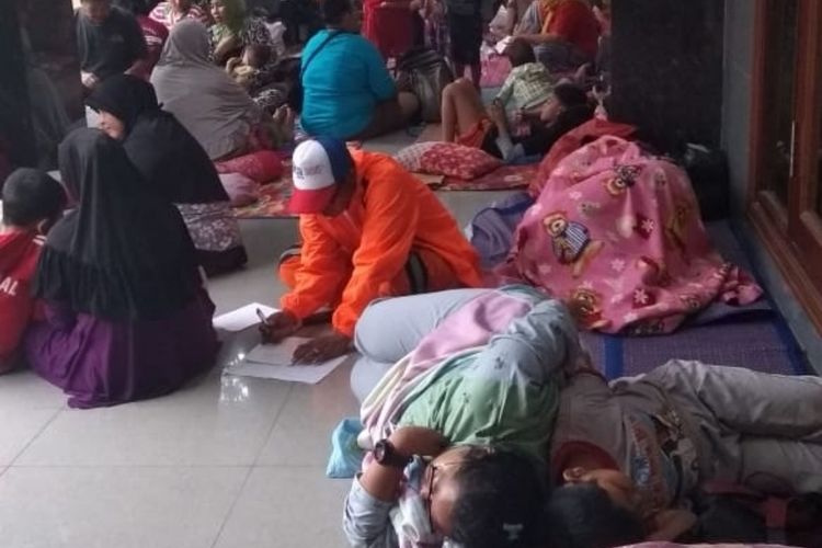 Sejumlah korban banjir Cipinang Melayu, Kecamatan Makasar, Jakarta Timur, masih mengungsi di Masjid Al Muqorobin RW 03, Rabu (26/2/2020).