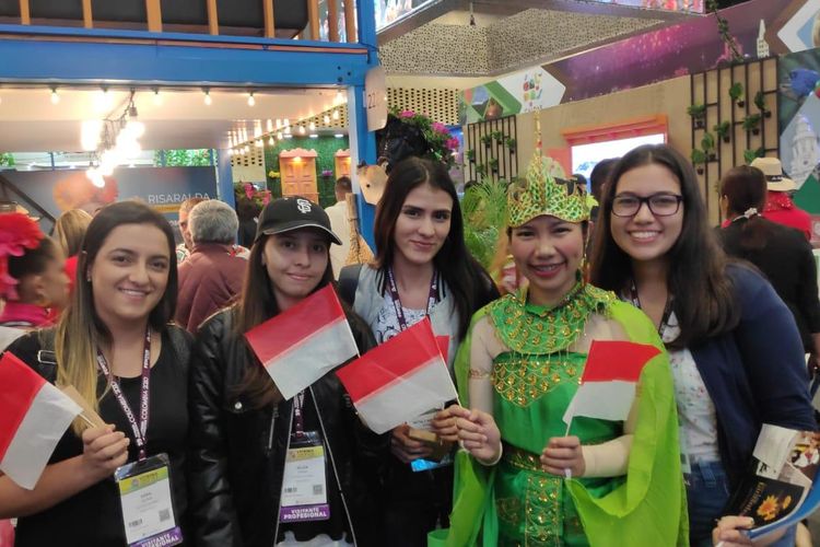 Para pengunjung pameran wisata Vitrina Turistica 2020 di Kolombia berfoto bersama ikon stand Indonesia