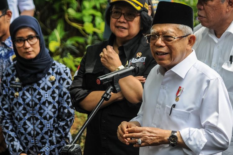 Wakil Presiden Maruf Amin (tengah) ditemani sejumlah menteri dan kepala daerah menjawab pertanyaan wartawan di Pendopo Bupati Lebak, Banten, Kamis (30/1/2020). Maruf Amin menyebutkan pemulihan pascabencana longsor dan banjir bandang sudah dalam proses pelaksanaan seperti pembangunan 12 jembatan yang rusak, gedung sekolah, relokasi tempat korban bencana, dan kompensasi berupa uang tunai bagi korban yang ingin membangun kembali rumahnya. ANTARA FOTO/Muhammad Bagus Khoirunas/af/pd.