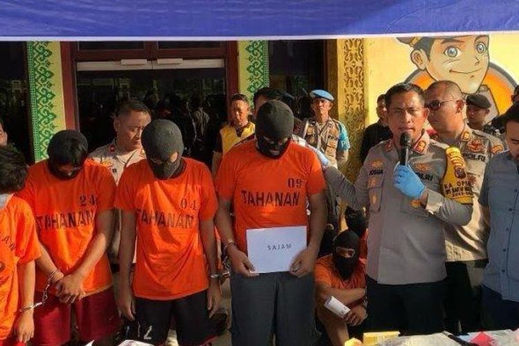 Keempat tersangka kasus penyerangan polisi (berbaju tahanan) saat diperlihatkan dalam konferensi pers di Medan, Sumatera Utara, Minggu (19/11/2023).