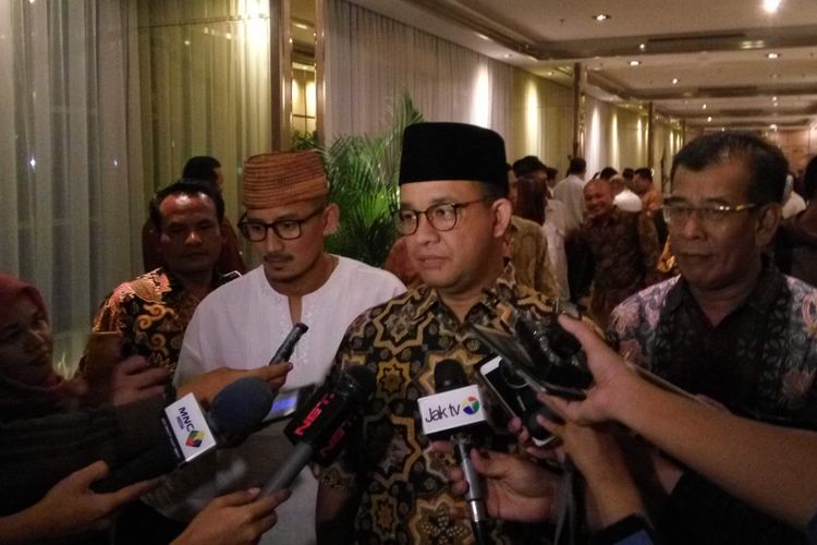 Gubernur dan wakil gubernur DKI Jakarta terpilih, Anies Baswedan-Sandiaga Uno seusai menghadiri buka puasa bersama dengan fraksi-fraksi DPRD DKI Jakarta di kawasan Jakarta Selatan, Sabtu (3/6/2017).