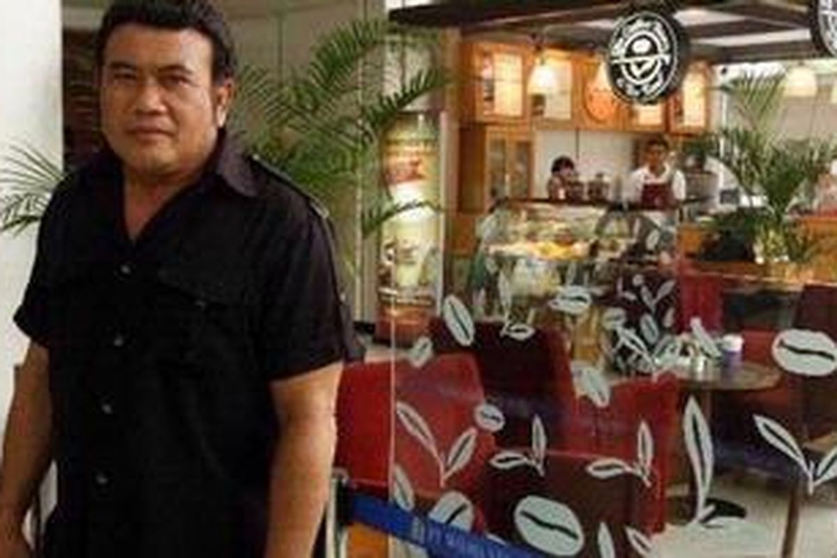 Penyanyi dangdut Rhoma Irama saat diwawancarai wartawan di Wisma Nusantara, Jalan MH Thamrin, Jakarta Pusat, Selasa (13/11/2012). Rhoma Irama menyatakan siap dicalonkan sebagai presiden. Kesiapan itu dia tegaskan setelah sebelumnya para ulama yang tergabung dalam Wasilah Silaturahim Asatidz Tokoh dan Ulama (Wasiat Ulama) mendaulat Rhoma Irama menjadi capres di Pemilu 2014.  