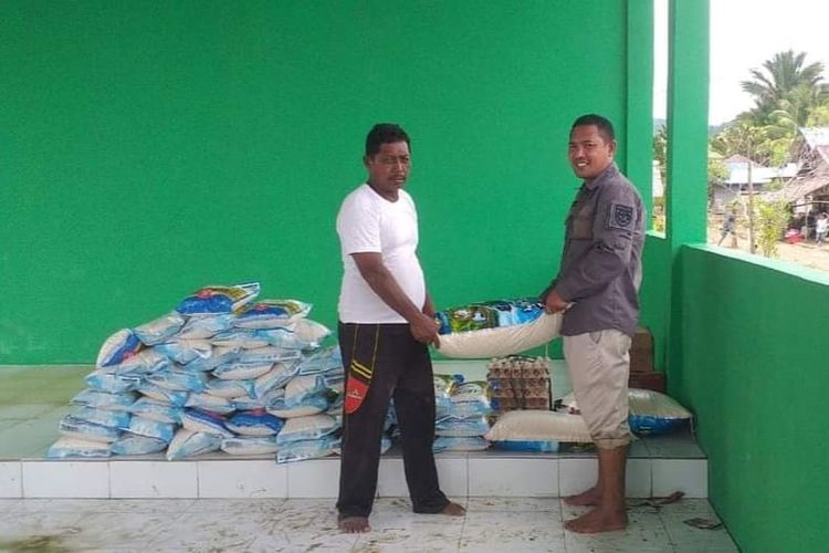 Ketua DPRD Seram Bagian Barat Rasyid Lisaholet menyerahkan bantuan sembako kepada pengungsi korban banjir di dusun Laala, desa Loki, kecamatan Huamual, Kamis (9/2/2023)