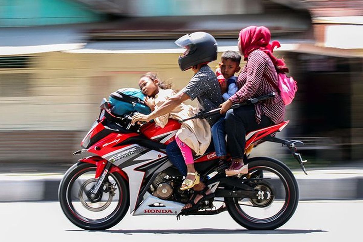 Ilustrasi kendaraan pemudik dengan sepeda motor melintas pada musim mudik lebaran.