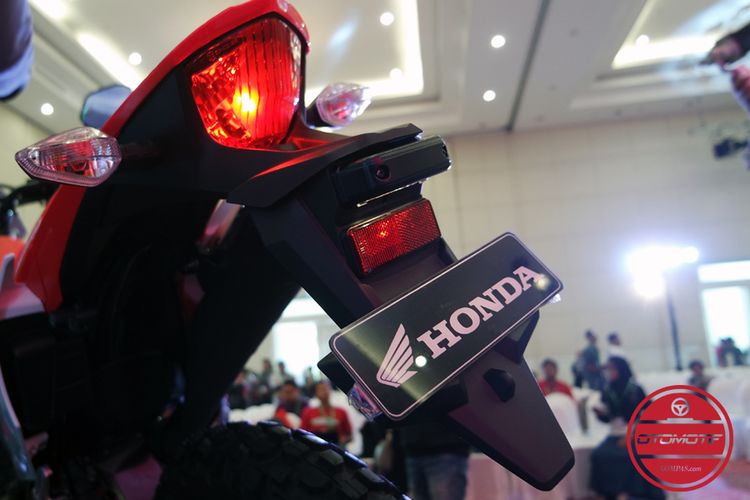 Spakbor Honda CRF150L terpasang penuh.