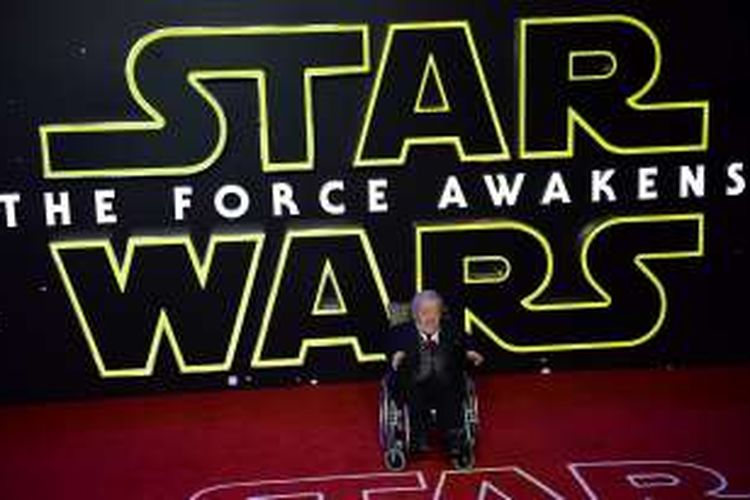 Pemeran karakter R2-D2 dalam film-film Star Wars, Kenny Baker, menghadiri pemutaran perdana film Star Wars: The Force Awakens di London pada 15 Desember 2015. Ia meninggal dunia pada Sabtu (13/8/2016) di usia 81 tahun.
