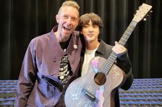 Jin BTS Dapat Hadiah Gitar dari Chris Martin, Ada Tulisan 