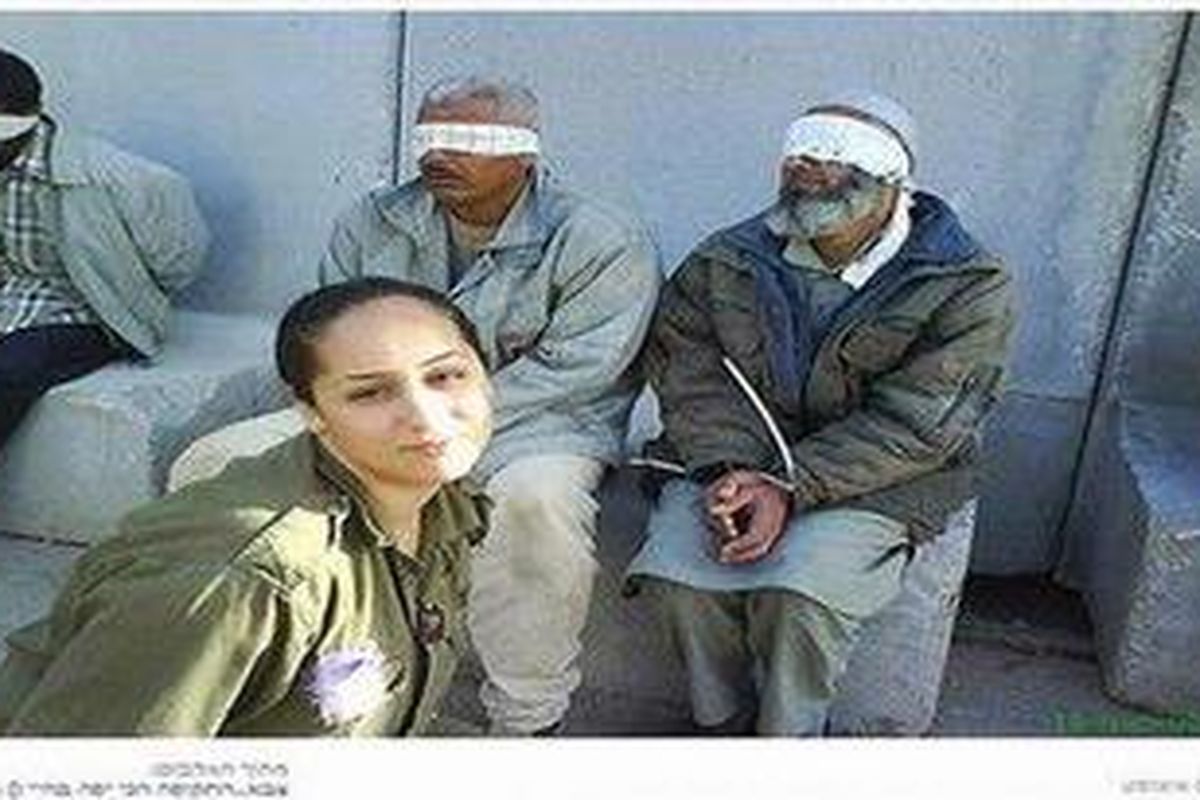 Salahsatu foto bekas tentara Israel, Eden Abargil, yang diposting di Facebook dan bikin heboh.