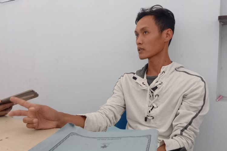 Sari Widodo, calon TKI asal Ponorogo, Jawa Timur, menceritakan masalah yang dialami olehnya saat berinteraksi dengan calo saat ingin bekerja ke luar negeri, kepada Kompas.com, di Jombang, Kamis (13/6/2024).