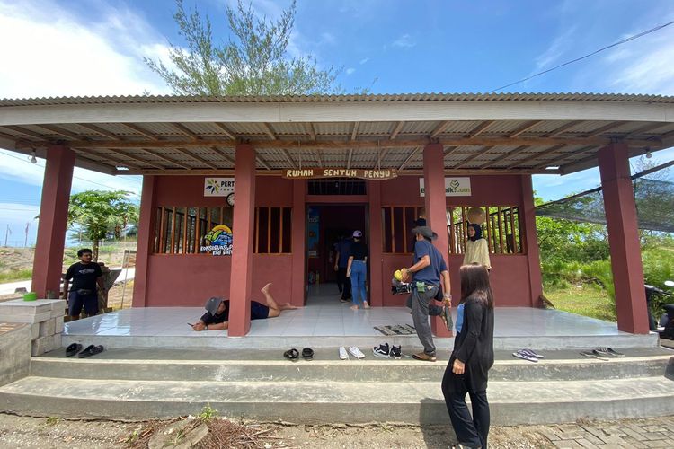 Rumah Sentuh Penyu di Konservasi Penyu Kali Ratu di Kebumen. 