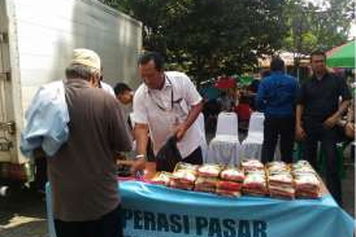 Direktur Utama PT RNI Didik Prasetyo dalam kegiatan pperasi pasar gula di Pasar Palmerah, Jakarta, beberapa waktu lalu.
