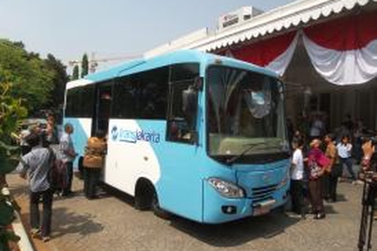 Bus transjakarta ukuran sedang diperlihatkan di Balai Kota DKI Jakarta, Rabu (24/6/2015). Bus ini 
nantinya akan dioperasikan oleh Kopaja.