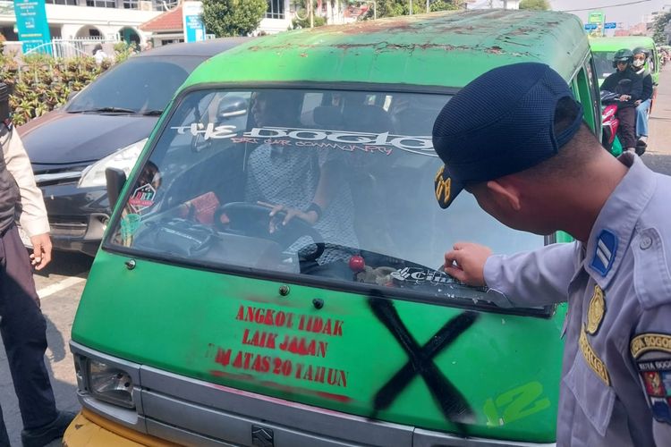 Pemkot Bogor Ancam Kandangkan Angkot Tua yang Masih Nekat Beroperasi