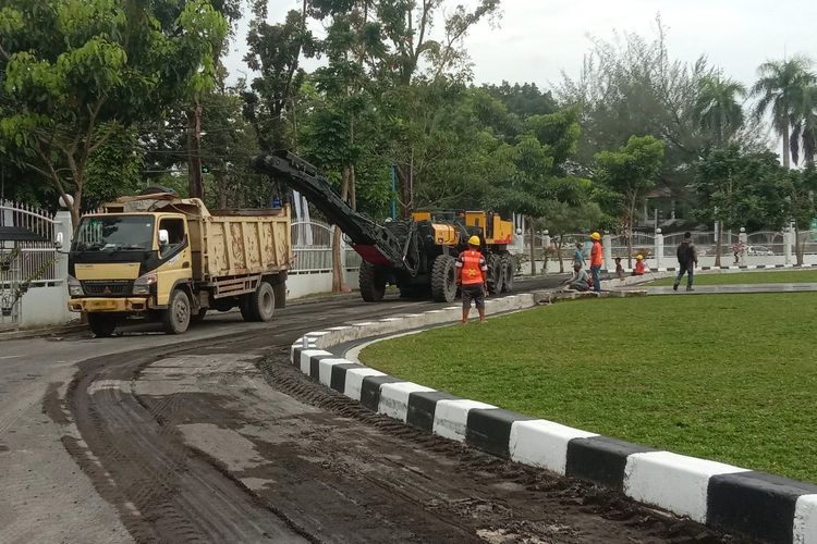 Proyek pengaspalan jalan di halaman Rumah Dinas Gubernur Sumatera Utara di Jalan Sudirman, Medan, yang menelan anggaran hingga Rp 2 miliar.