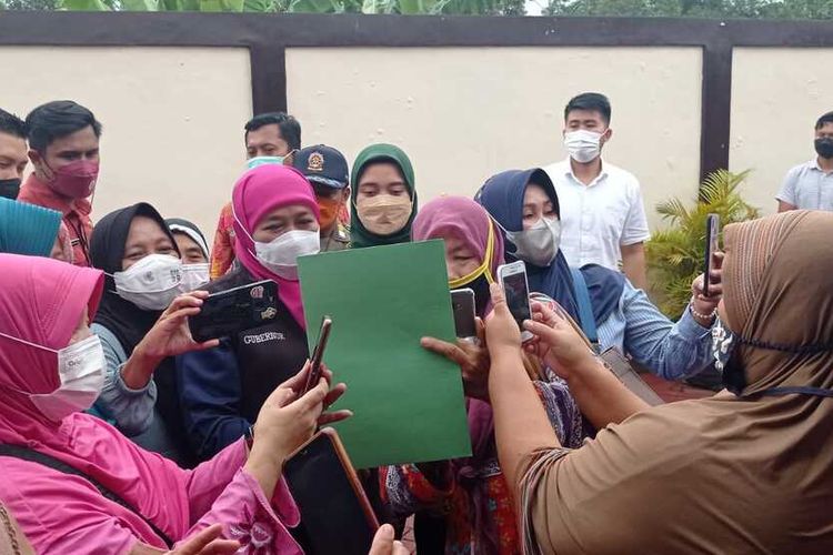 Gubernur Jawa Timur Khofifh Indar Parawansa bersama pelaku UMKM di Magetan. Produk Minyak goreng dipastikan surplus, Khofifah meminta Bupati dan Walikota se Jawa Timur melakukan kroscek kepada distributor daerah.