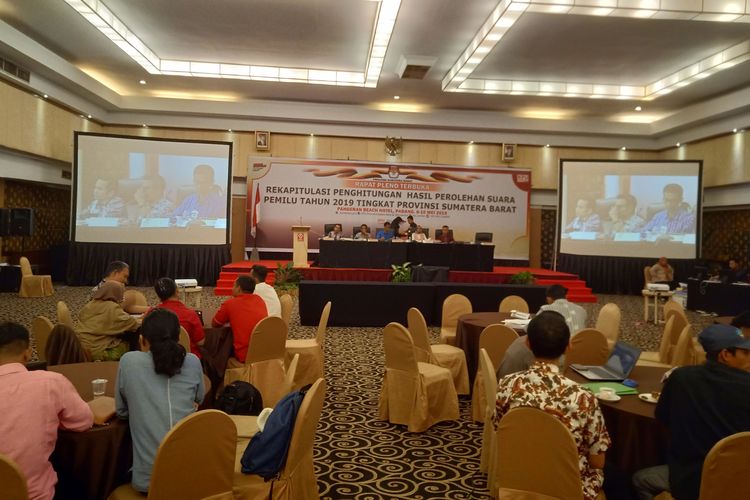 Suasana rekapitulasi suara KPU Sumbar di Hotel Pangeran, Minggu (12/5/2019)