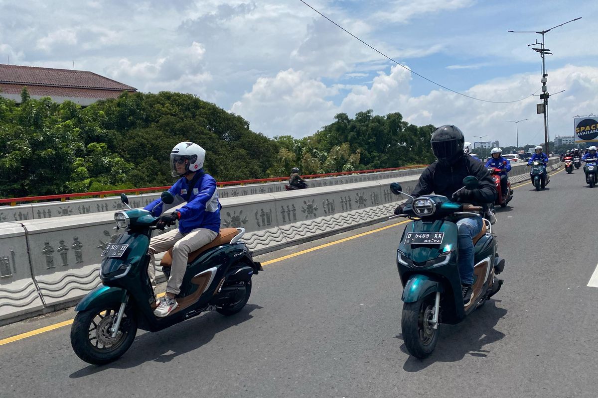 Beberapa orang sedang mencoba skutik terbaru Honda.