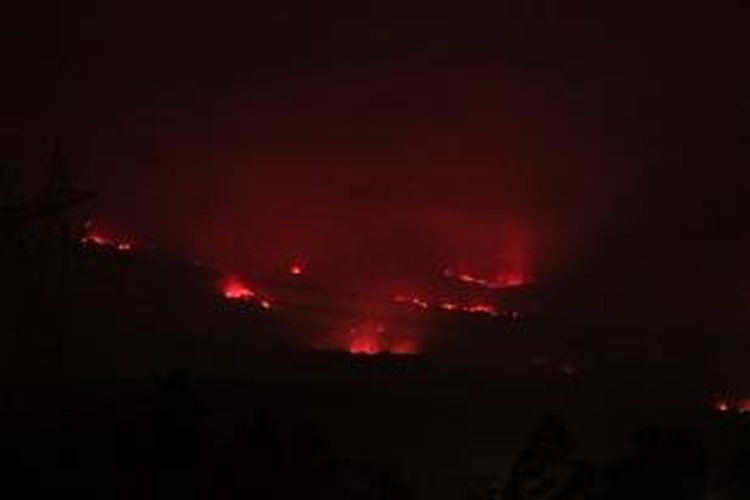 Kobaran api membakar kawasan hutan Gunung Ciremai Kabupaten Kuningan Jawa Barat, Senin Malam, (5/10/2015). Petugas BTNGC menduga kebakaran disebabkan kelalaian orang yang tidak bertanggung jawan hingga menyebabkan kebakaran terus meluas.