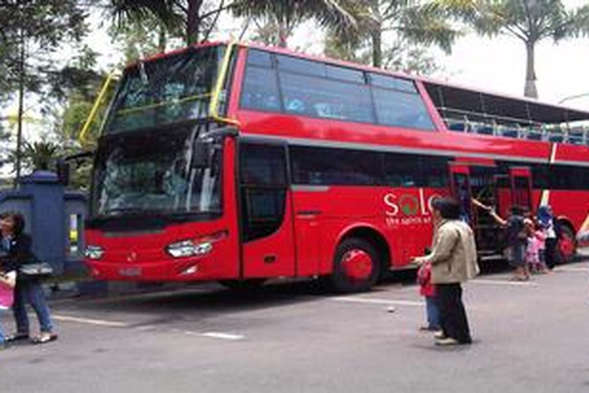 Bus tingkat Werkudara menjadi daya tarik baru bagi pariwisata Kota Solo. Bus tingkat ini membawa penumpang berkeliling Kota Solo, seperti terlihat Kamis (4/8/2011).  