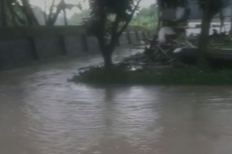 Sungai Pengkol di dekat Perumahan Dinar Indah Semarang kembali meluap
