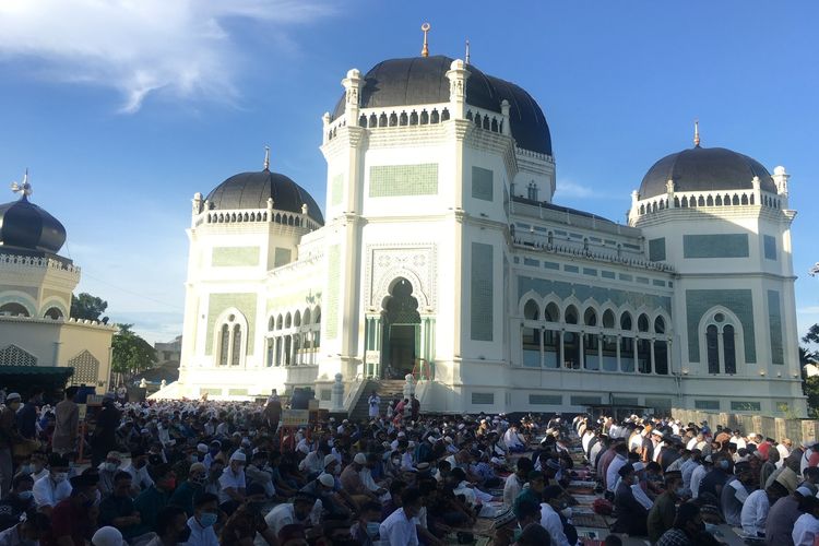 Ribuan umat Islam memadati Masjid Raya Al-Mashun di Medan, Sumatera Utara untuk melaksanakan shalat Idul Fitri 1442 Hijriah, Kamis (13/5/2021). (KOMPAS.com/DANIEL PEKUWALI)