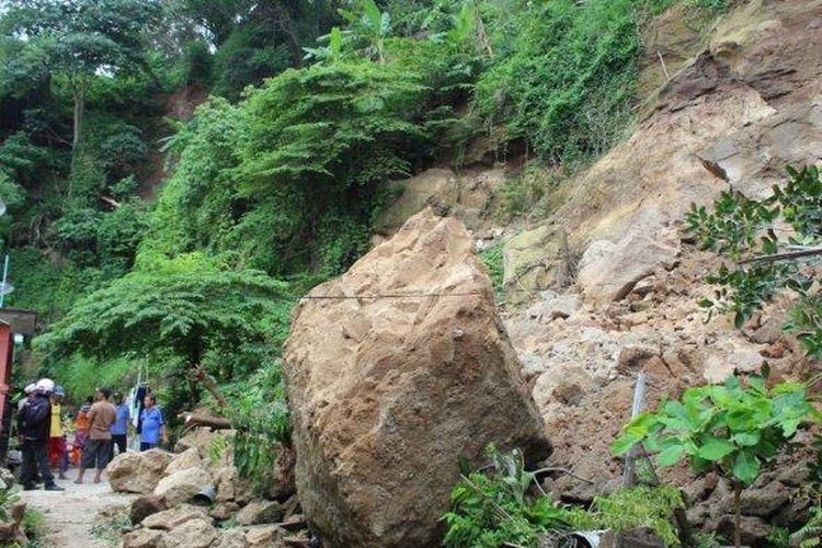 Tebing setinggi sekira 30 meter longsor mengancam penduduk di RT 12 RW 01 Kelurahan Tambakaji Kecamatan Ngaliyan, Kota Semarang, Kamis (13/2/2020). 