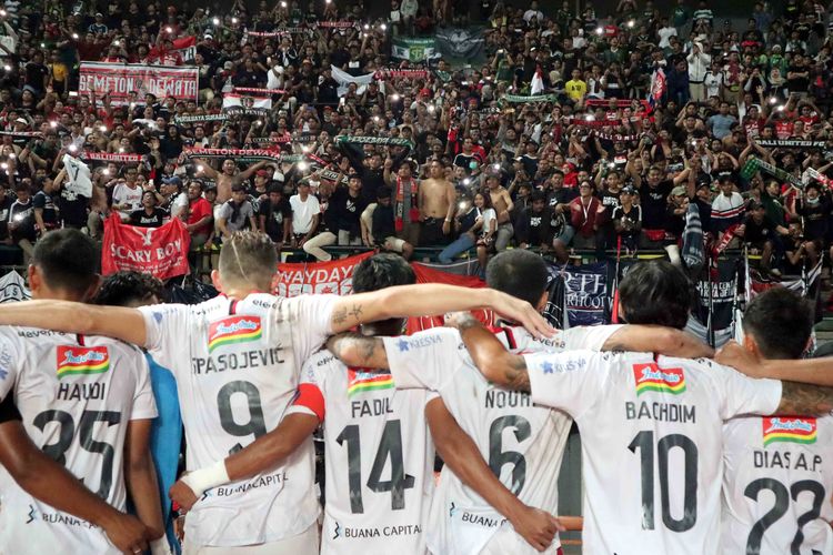 Pemain Bali United bernyanyi bersama suporternya yang datang mendukung melawan Persebaya Surabaya di Pekan 20 Liga 1 2019 yang berakhir dengan skor 1-1 di Stadion Gelora Bung Tomo Surabaya, Jawa Timur, Selasa (24/09/2019) malam. Bali United menjadi juara Liga 1 2019 pada 2 Desember 2019. 