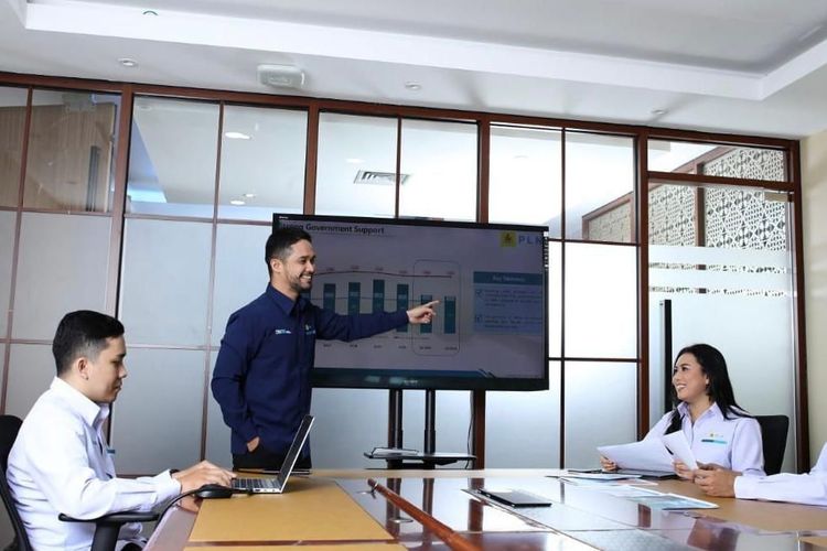 Terlihat suasana meeting di PT PLN (Persero)