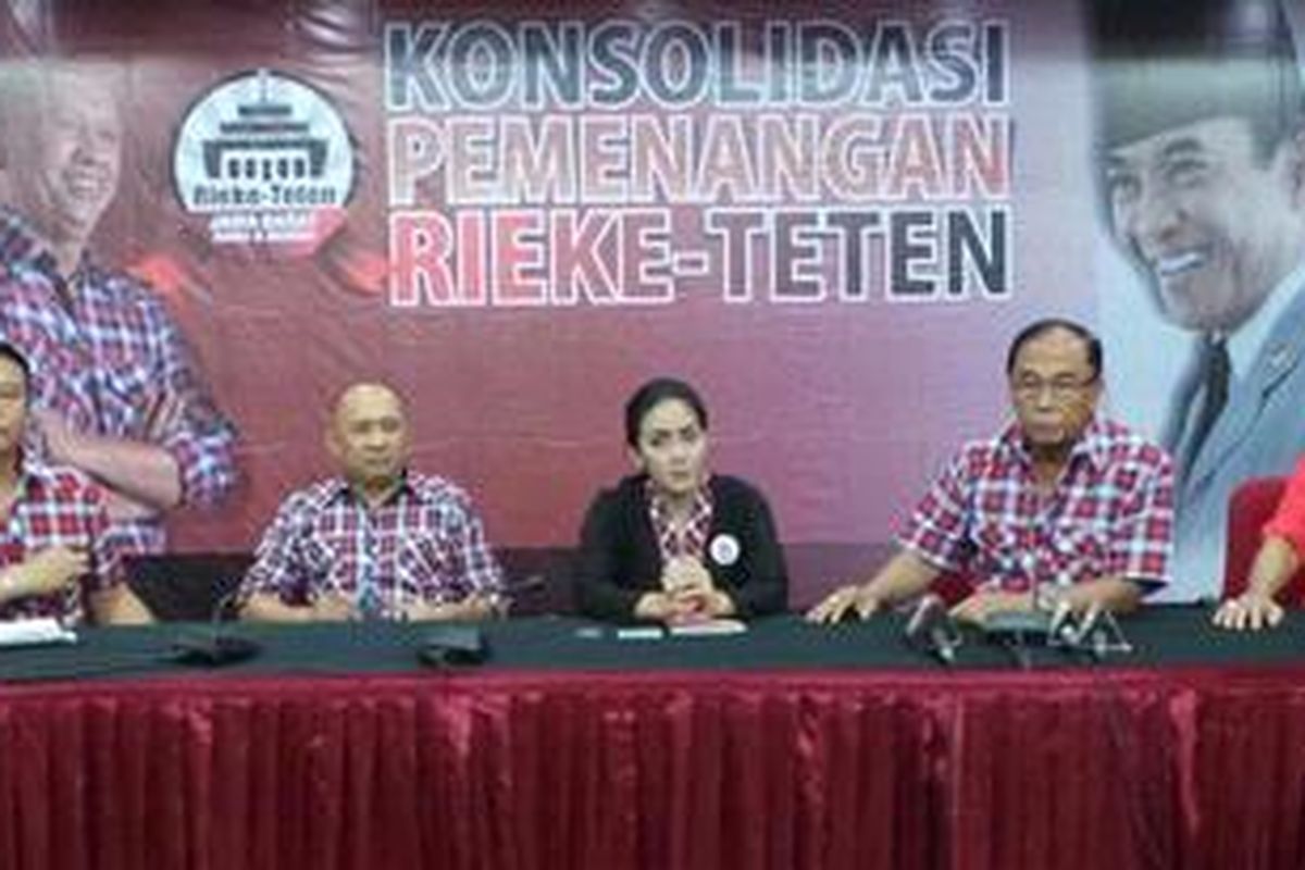 Rapat Konsolidasi Nasional PDI P terkait Pilgub Jawa Barat yang mengusung Rieke Diah Pitaloka selaku Calon Gubernur Jawa Barat beserta Teten Masduki selaku Calon Wakil Gubernur Jawa Barat di Kantor PDI P di Lenteng Agung, Jakarta. Senin (4/2/2013)