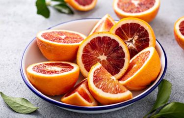 Ilustrasi blood orange, salah satu buah yang meningkatkan imun.