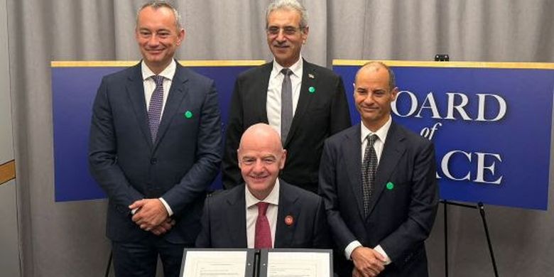 Presiden FIFA, Gianni Infantino (depan), usai menandatangani perjanjian kerja sama dengan Board of Peace, Kamis (19/2/2026) di Washington DC, Amerika Serikat. Inisiatif ini bertujuan memulihkan ekosistem sepak bola di Gaza, Palestina.