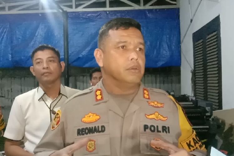 Kapolres Gowa, Sulawesi Selatan tengah memberikan ketenangan kepada sejumlah awak media saat memeriksa alat mesin cetak canggih yang digunakan untuk memproduksi uang palsu. Senin, ,(16/12)2024).