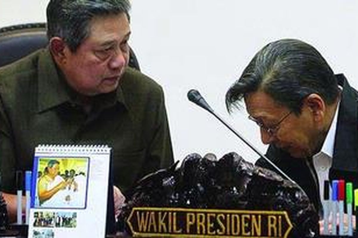 Presiden Susilo Bambang Yudhoyono didampingi Wakil Presiden Boediono memimpin sidang kabinet terbatas bidang politik hukum dan keamanan di Kantor Presiden, Jakarta, Kamis (8/9). Sidang ini membahas mengenai, antara lain, pengadaan alat utama sistem persenjataan (alutsista).