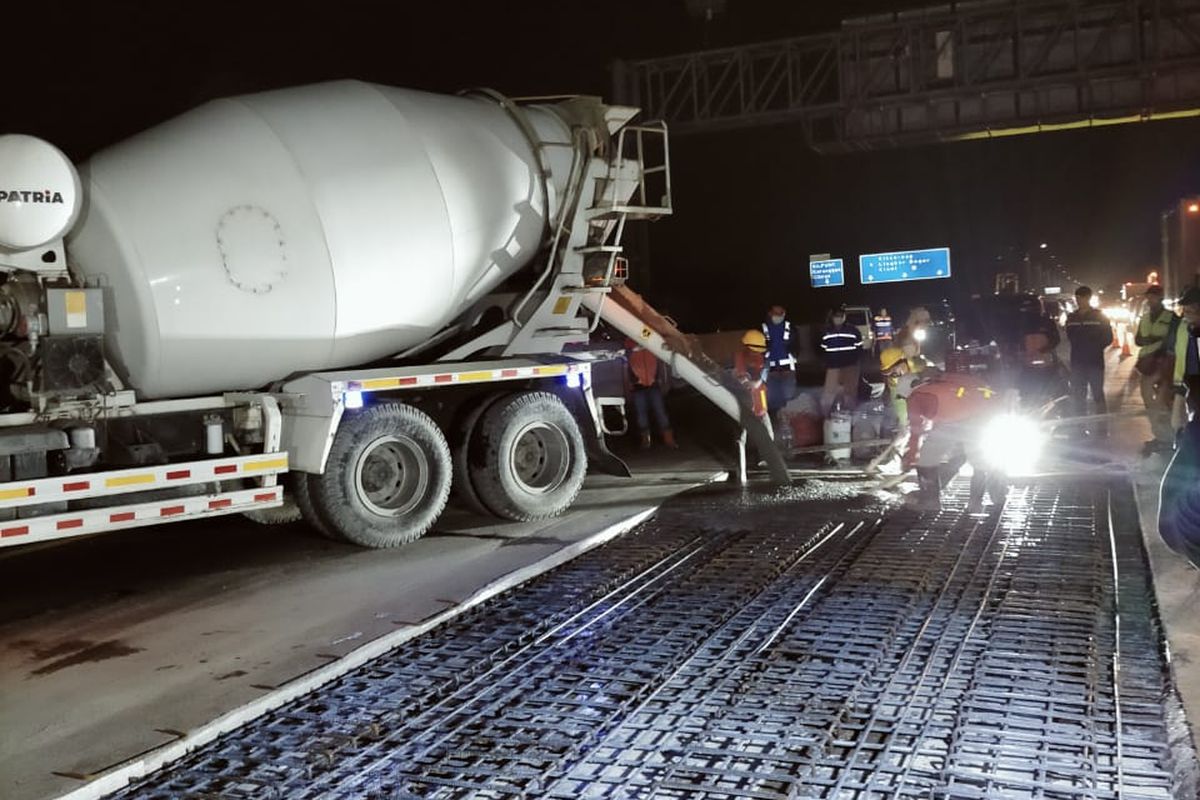 Persiapan pekerjaan jembatan di Tol Jagorawi.