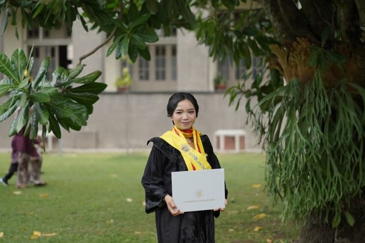 Lulus Doktor UGM IPK 3,99 di Usia 34 Tahun, Yesita Vera Saraswati Jadi Wisudawan S3 Termuda