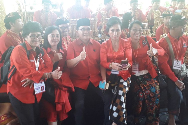 Politikus PDI-P Ruhut Sitompul berfoto di lokasi Kongres PDI-P di Bali, Kamis (8/8/2019).