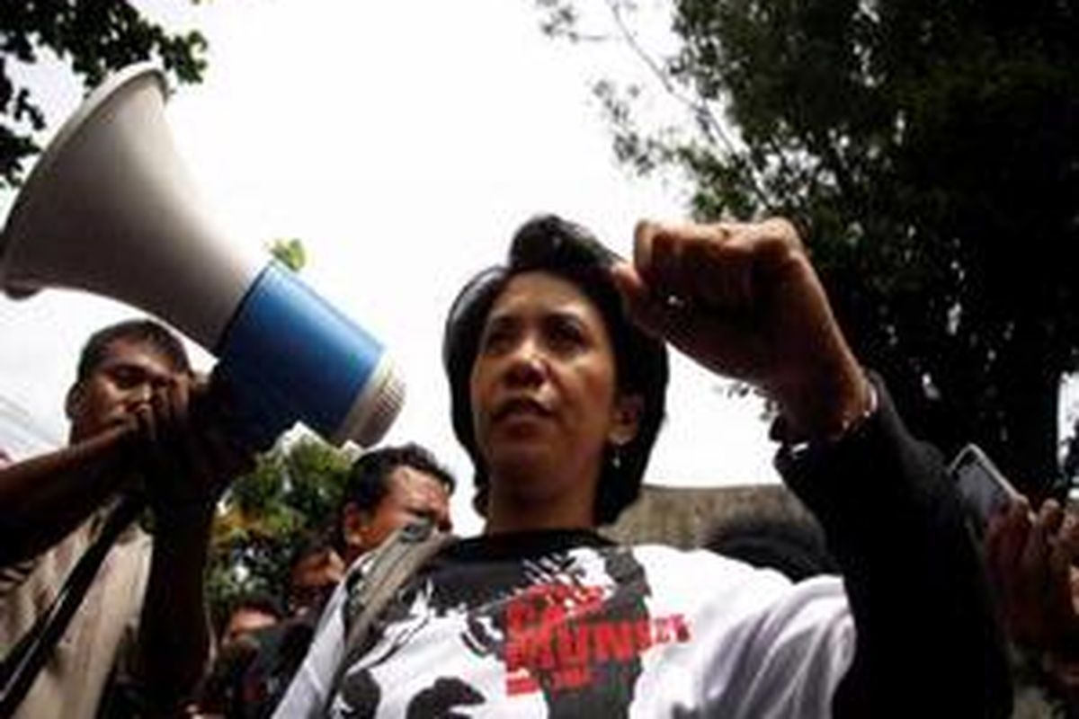 Istri almarhum Munir, Suciwati berorasi di hadapan pendukung Munir usai vonis bebas terdakwa Muchdi Purwoprandjono di halaman Pengadilan Negeri Jakarta Selatan, Rabu (31/12). Dalam orasinya Suciwati mengungkapkan kekecewaan terhadap keputusan hakim, ia menambahkan sekali lagi hukum telah tunduk pada penguasa. 