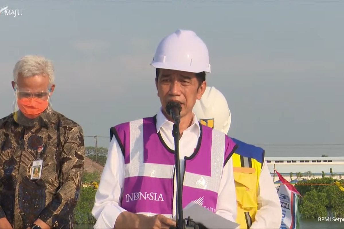 Foto tanhkapan layar YouTube Sekretariat Presiden: Presiden Joko Widodo meninjau proyek pembangunan jalan tol Semarang-Demak di Jawa Tengah, Jumat (11/6/2021).  