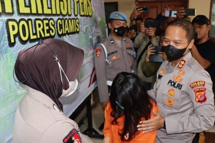 J (baju tahanan) tersangka kasus pembunuhan dan pembuangan bayi di Ciamis saat diamankan pihak kepolisian. J berdalih melakukan aksinya karena malu punya anak hasil hubungan terlarang dengan teman prianya. 
