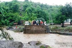 Jembatan Diterjang Banjir, Warga Dua Desa di Bima Terisolir