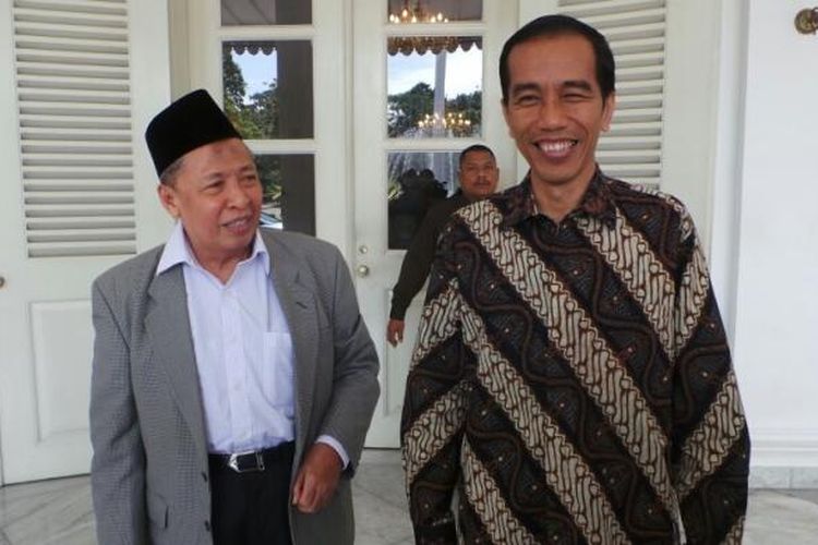 Guberjur DKI Jakarta Joko Widodo 9kanan) menerima kunjungan politisi Partai Persatuan Pembangunan, Hamzah Haz (kiri), di Balaikota Jakarta, Selasa (23/7/2013).