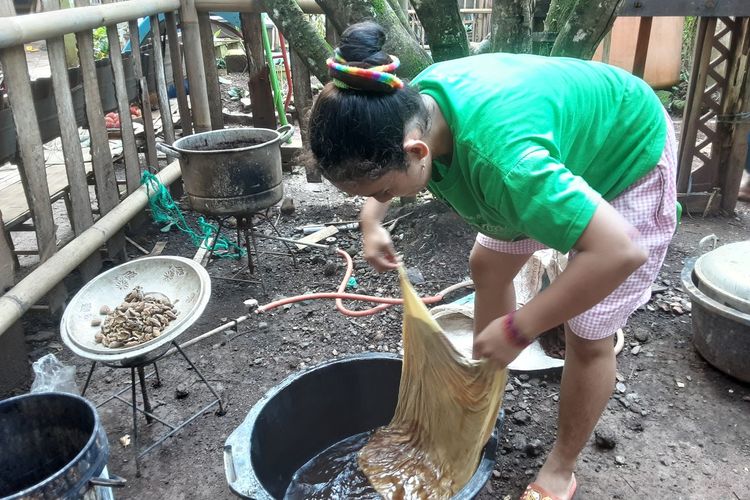 Siswa SLB Mutiara Bangsa saat mewarnai batik. KOMPAS.COM/SLAMET PRIYATIN