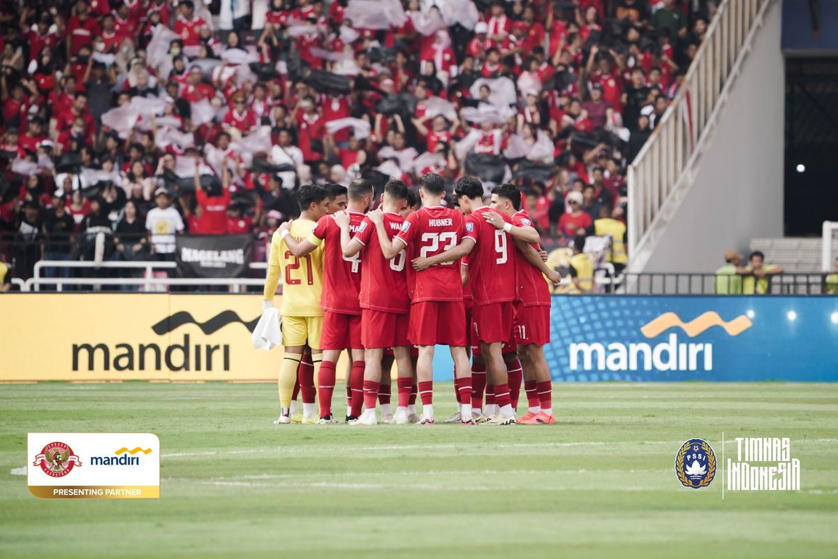 Pemain Timnas Sepak Bola Indonesia terlihat saling merangkul di sebuah pertandingan. 