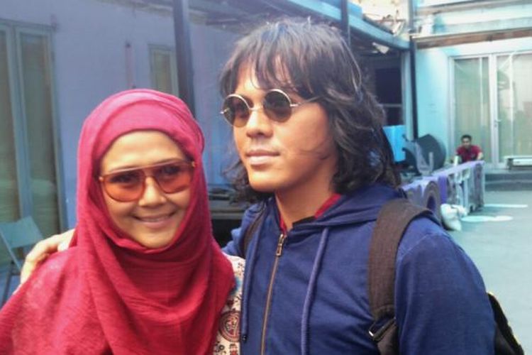 Ria Irawan dan sang suami, Mayky Wongkar, dijumpai sesudah menjalani shooting sebuah acara bincang-bincang di Studio Trans TV, Mampang, Jakarta Selatan, Kamis (19/1/2017).