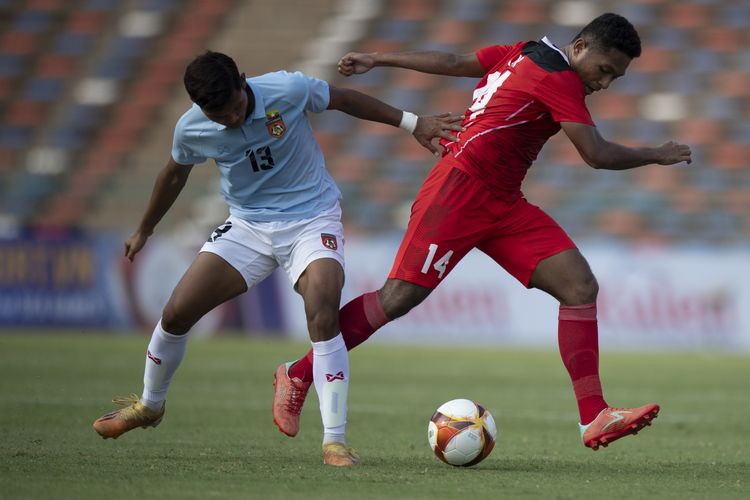 Pemain Timnas Indonesia U-22 Fajar Fathur Rachman (kanan) merebut bola dari pemain Timnas Myanmar Htoo Myat Khant (kiri) saat pertandingan Grup A Sepak Bola SEA Games 2023 di National Olympic Stadium, Phnom Penh, Kamboja, Kamis (4/5/2023). ANTARA FOTO/M Agung Rajasa/rwa.